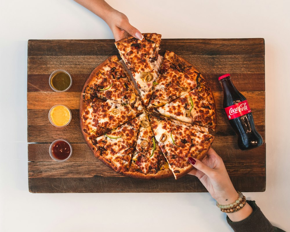 Pizza tagliata sul tagliere
