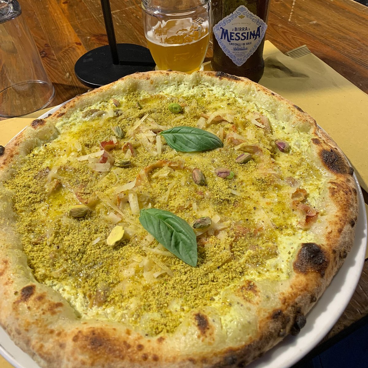 Pizza con crema di pistacchio e basilico